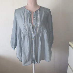 Levis tröja - Helt ny Levis tröja för bara 89kr. I storlek S-M. I jättefin blå färg. 🫐