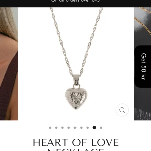 Hjärt halsband - Jättefint halsband från Timi of sweden i silver som jag beställt hem men inte använder. Jag har bara haft på mig det någon gång!PRIS KAN DISKUTERAS