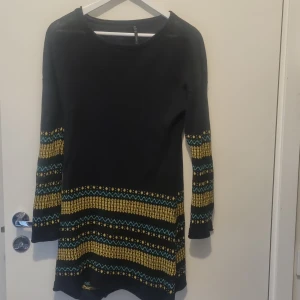 Stickad klänning  - Stickad klänning från K&US Stockholm. 