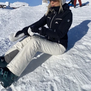 Skidjacka & Skidbyxor från J.Lindberg - Säljer detta fina skidset från J.Lindberg⛷️ Jackan är använd 2 säsonger och byxorna 1 säsong!! Nypris för settet är minst 10 000kr och jag säljer nu för 3 500kr (pris kan diskuteras)💕