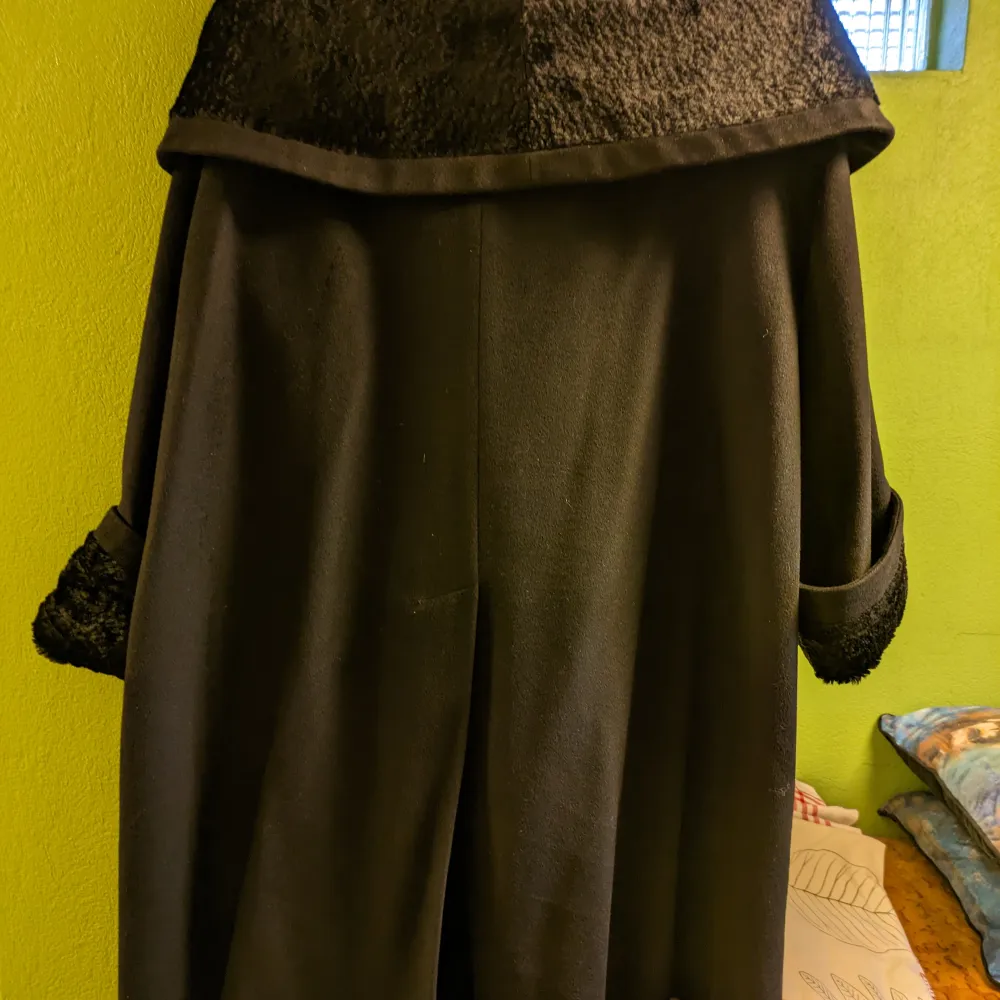 En svart kappa är alltid bra att ha,här är en i storlek xl-xxl jag har bara använt den ett par gånger men köpte den second hand för ett par år sen. Jackor.