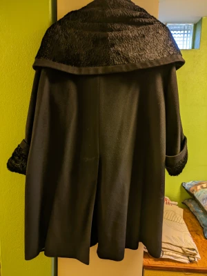 Svart kappa i cashmere,angora och ull - En svart kappa är alltid bra att ha,här är en i storlek xl-xxl jag har bara använt den ett par gånger men köpte den second hand för ett par år sen