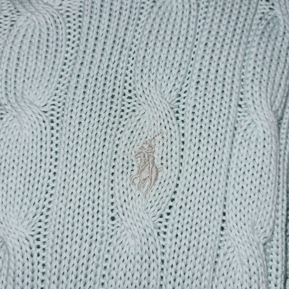 Jättefin kabelstickad ÄKTA Ralph Lauren tröja som jag knappt använt då den är för liten. Köpt på NK för 1600kr. Tröjan är gjord på PIMA bomull och är jättemjuk och skön.  Storlek S Pastellgrön Inga noppor/lösa trådar. Tröjor & Koftor.