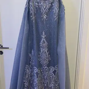Jätte fin klänning som har använt Bara en gång. Jag vill sälja den för 3000 kr. Priset kan diskuteras ❤️