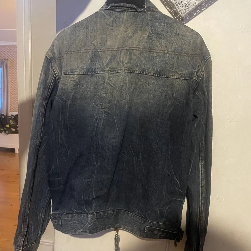 Vintage jeansjacka storlek L med dragkedja och snygg tvätt samt andra coola detaljer. Jackor.