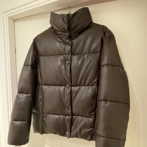 Zara jacka - Brun vinterjacka från Zara i läderliknande material. Knappt använd, jättebra skick. Säljer då det inte är min stil. 