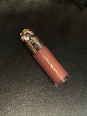 Rare beauty blush  - Rare beauty blush i färg encourage. Superfin, kommer dock inte till användning. Skulle tippa att jag använt den cirka 10 gånger så nästan allt kvar. 