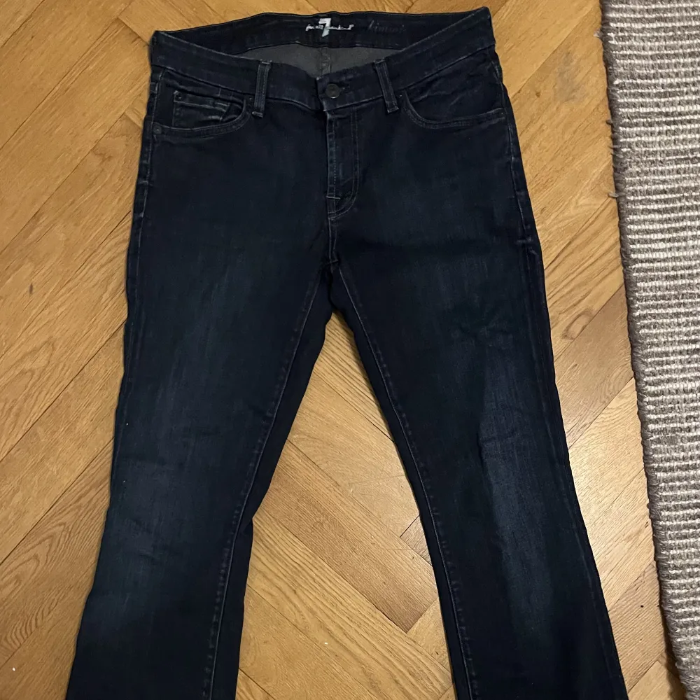 Säljer dessa aldrig använda 7forallmankind jeansen! Lågmidjade med utsvängda ben, storek 29/32! Säljer för 300, nypris 1000!. Jeans & Byxor.