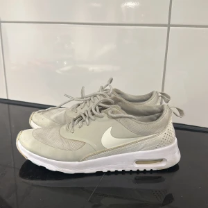 Nike skor - Så snygga löparskor som kan användas ute och inne. I mitt tycke som vardags sneakers också. Väldigt bra skick på dessa men är för små tyvärr.