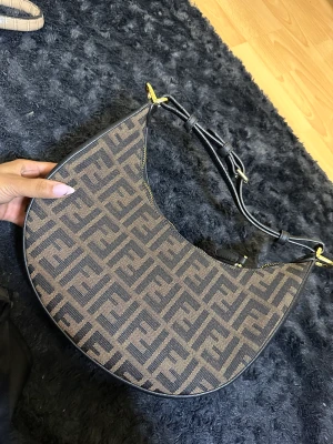 Fendi väska - En fin fendi väska i perfekt skick😊  Priset går att att diskutera🥰  Finns att hämta upp här i Stockholm, men självklart går det att frakta (köparen står för frakt). 