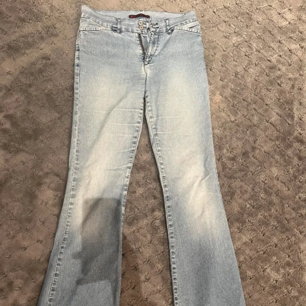 Ljusblåa bigstar lågmidjade jeans utan fickor där bak som e as snyggt❤️kan inte skixka bild på då jag ej får på mig dom🙏🏼. Jeans & Byxor.