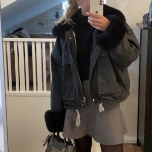 Jacka med pälsdetaljer - Tänkte kolla intresset på denna jacka som är i jeansmaterial, den är fodrad inuti med fejkpäls som är avtagbar och har även fejkpäls runt halsen och längst ned på armarna🤍 den är köpt på Plick så vet inte riktigt vart den kommer ifrån och är i storlek M/L