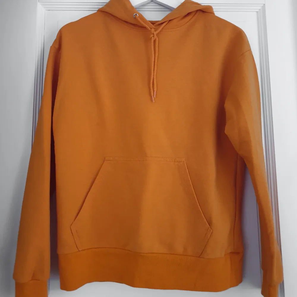 Orange hoodie från märket STAY. Sparsamt använd, fint skick. Plagget tvättas och rollas innan jag fraktar iväg 📦 Går med på billigare paketpris vid köp av flera plagg.. Hoodies.