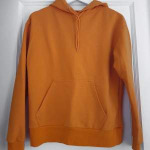 Orange hoodie från märket STAY. Sparsamt använd, fint skick. Plagget tvättas och rollas innan jag fraktar iväg 📦 Går med på billigare paketpris vid köp av flera plagg.