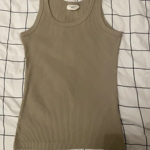 Topp - En topp från Gina Tricot i storlek S. Har bara använts en gång så den är i väldigt bra skick. Den ser lite mörkare ut i bilden men är i färgen beige🤎