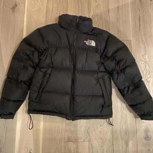 North Face Jacka - Snygg north face jacka! Sparsamt använd och väldigt bra skick🤩 Funkar som både vanlig vinterjacka och skidjacka! Nypris 4000kr
