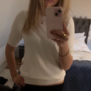 Zara tröja  - Säljer min trendiga vita tröja från zara som inte längre finns kvar på hemsidan. Tröjan är knappt använd och inte nopprig.