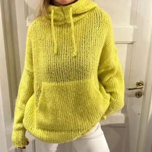 Zara stickad tröja  - Sjukt snygg och trendig stickad tröja med luva från zara😍😍 så perfekt till vintern!!