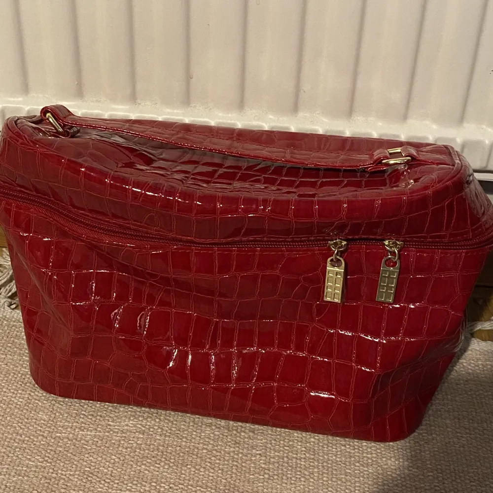 En röd handväska som aldrig används. Den har en litet och ett stort fack i och det stora är rymligt för mycket👍🏼 bara att ställa frågor om någon undrar ngt eller vill ha mått🤗 kan självklart diskutera pris❤️❤️. Väskor.