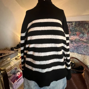 Randig stickad - Säljer denna supersöta randiga stickade tröjan från Zara! Lite nopprig, vilket man kan ta bort. 