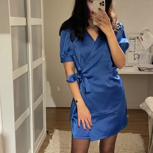 Klänning - Blå satinerad klänning ifrån NAxKD i stl 36 Använd 1 gång  Superfin och klassisk