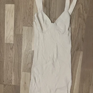 Gina klänning  - Klänning från Ginatricot aldrig använd. 