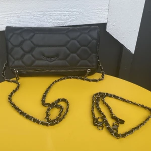 Zadig Voltaire  - Zadig Voltaire Rock Quilted Clutch!  Säljer min Zadig väska som jag köpte i somras. Säljer då den inte kommer till användning tyvärr och vill bara få den sålt! Köpt för 3000! Priset kan diskuteras.  Den har inga defekter och är i nyskick! 