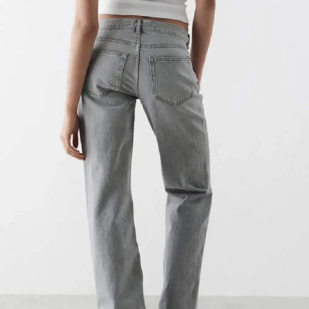 Säljer dessa ljusgråa, low waist jeans från gina tricot. Är i utmärkt skick🩶köpta för 499kr. Hör av er vid frågor🩶. Jeans & Byxor.