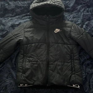 Nike jacka - Äkta nike jacka i storlek M. 🫶🏻 Den är välanvänd och tecken på slitage. Ena dragkedjan i fickan är trasig och den ena dragkedjan saknar spännet. (Be om bild) Men jackan är fortfarande användbar och kan säkert piffas upp. 🤍🫶🏻🍂 Använd gärna ”köp” 💕