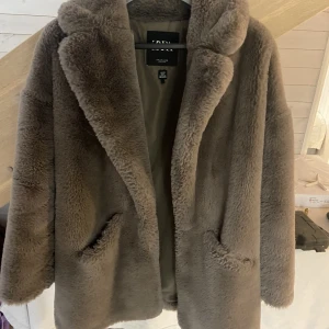 Fuskpälsjacka ZARA - En mycket fin, mjuk och varm fuskpälsjacka köpt på ZARA, den är en strl L men jag bär normalt en strl. S så den sitter ganska oversized på mig