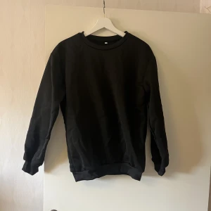 Sweatshirt  - Svart oanvänd sweatshirt 