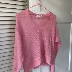 Stickad tröja - En ljusrosa stickad tröja från Mango. Storlek xs, fint skick! Köparen står för frakten💘