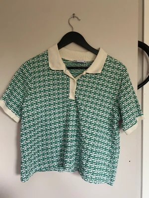 Zara tröja  - Zara tröja i storlek l men är snarare en M helt oanvänt  