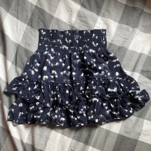 Kjol - Kjol som är köpt från plick men inget märke står i, skulle tippa från zara eller liknande! Jättefin men tyvärr lite för liten för mig