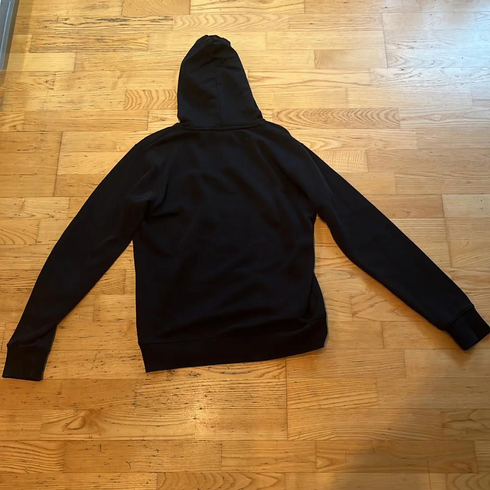Tja! Säljer min svarta/mörkblåa Gant hoodie i storlek M. Är endast använd 1 gång och är i nyskick. Hör av dig vid funderingar, pris kan diskuteras  . Hoodies.