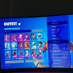 Fortnite konto - Hej! Säljer nu mitt fortnite konto, med alla Battle pass från season 3. Har även save the world med mycket fina grejer! Pris kan diskuteras.  Hör av er om ni vill ha fler bilder eller undrar något.  