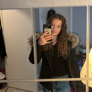 Jacka med päls - Säljer denna roco baroco jacka då det inte är min stil längre men den är i nyskick 🥰 Nypris: 2000kr