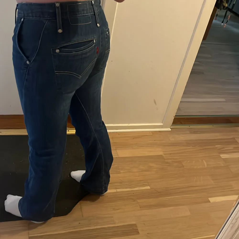 Skit snygga Levis jeans men tyvärr är dom försmå för mig. Vet inte vad de är för storlek då dem r vintage men när jag kunde ha dom var ja strl 36.. Jeans & Byxor.