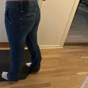 Skit snygga Levis jeans men tyvärr är dom försmå för mig. Vet inte vad de är för storlek då dem r vintage men när jag kunde ha dom var ja strl 36.