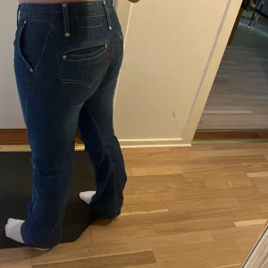 Låg midjade Levis  - Skit snygga Levis jeans men tyvärr är dom försmå för mig. Vet inte vad de är för storlek då dem r vintage men när jag kunde ha dom var ja strl 36.