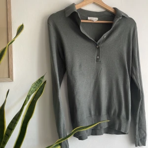 Tröja - Grön tröja i storlek XS men tycker den är mer som S. Inte använd ofta och i bra/okej skick men är lite knottrig (se sista bilden).