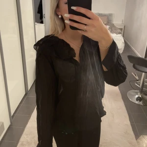 Blus - Säljer denna jätte fina blus då jag har en liknande🤍det finns 2 snören högst uppe på tröjan så att man kan knyta den om det skulle viljas🤍den har även knappar vid handleden som går att knäppa🤍frakt ingår ej 