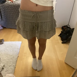 Volangkjol från zara - Säljer denna gröna volangkjol från zara med inbyggda shorts!🤗 Brukar vika kjolen så som på första bilen för att få den lite kortare men går även att bära som på andra bilden ! Buda gärna💞