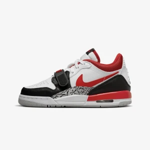Air jordan legacy 312 low - Säljer mina jordan legacy, dem är andvända ett par gånger men är lite för små för mig. Finns lite ”repor” på dem men det är inget som syns mycket. Står ej för spårbar frakt. Skriv för fler bilder🫶🏼🫶🏼
