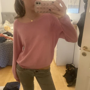 Rosa stickad tröja  - Säljer denna rosa stickade tröjan från Åhléns! Köpt secondhand men jag har aldrig använt den!