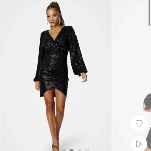 Festklänning - Superfin festklänning i glitter som var tänkt till ett firande som inte blev av. Aldrig använd. Storlek M men passar även S. Köpt för 800kr men säljer för 99💕