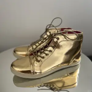 Superläckra guldfärgade metallic sneakers