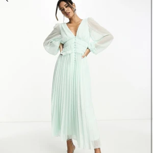 Klänning  - Säljes pga ej hunnit skicka tillbaka  Storlek 46 Slutsåld på hemsidan  