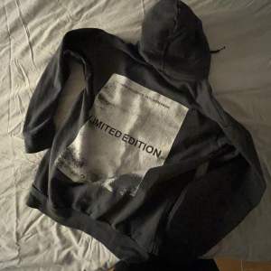 En skitsnygg hoodie från boohoo som jag tyvärr måste sälja då jag har för många andra💗