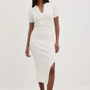 Vit stickadklänning - Säljer denna klänning från NA-KD. Strl 34/XS, alla lappar är kvar och den är helt oanvänd. Nypris 599kr.